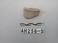 藏品(灰色泥質陶口緣或圈足殘件)的圖片